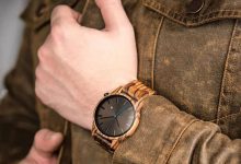 ساعت بند قهوه ای و صفحه تیره