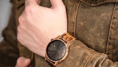 ساعت بند قهوه ای و صفحه تیره