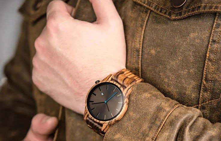 ساعت بند قهوه ای و صفحه تیره