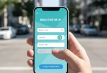 فرم آنلاین درخواست امداد خودرو روی صفحه موبایل در دست راننده در شهر تهران