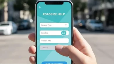 فرم آنلاین درخواست امداد خودرو روی صفحه موبایل در دست راننده در شهر تهران